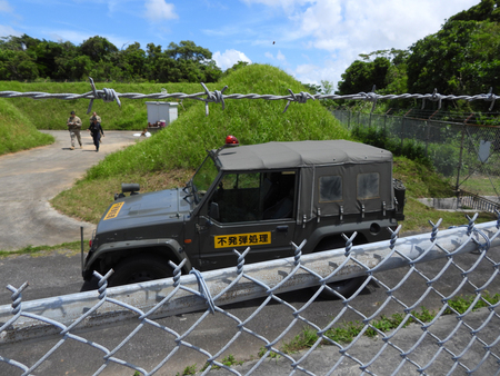 不発弾が破裂する事故があった米軍嘉手納弾薬庫地区にある県の不発弾保管庫付近=6月9日、沖縄県読谷村
