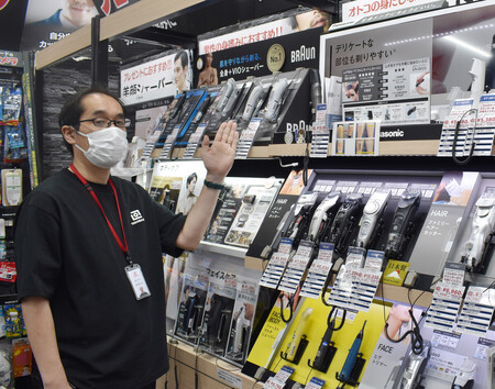 「ヨドバシカメラ マルチメディアAkiba」に並ぶ男性用「体毛ケア」家電=1日、東京都千代田区