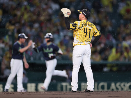 2回、ヤクルトの内山(奥)に満塁本塁打を打たれた阪神先発の村上(右)=11日、甲子園