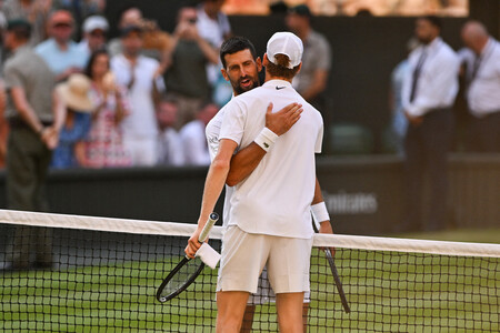 男子シングルス準決勝後、シナー(手前)と健闘をたたえ合うジョコビッチ=11日、英国・ウィンブルドン(AFP時事)