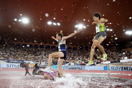 男子３０００メートル障害、力走する三浦龍司（右端）＝１１日、モナコ（ＡＦＰ時事）
