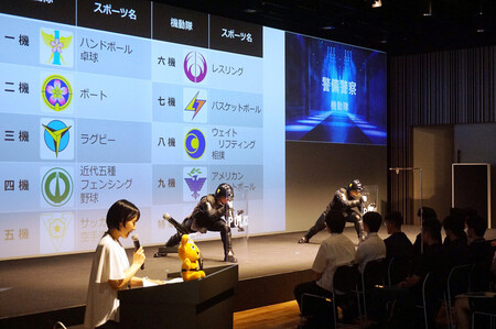 警視庁が開いた採用イベントで、警備の実演をする機動隊員＝１２日、東京都港区