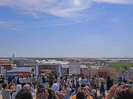大阪・関西万博の会場上空を飛行する航空自衛隊の曲技飛行チーム「ブルーインパルス」=12日午後、大阪市此花区