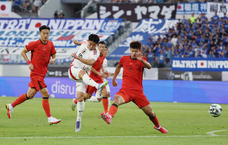 男子・中国戦の前半、先制ゴールを決める細谷(中央)=12日、韓国・龍仁