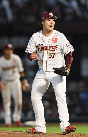 完封勝利を挙げ、喜ぶ楽天の滝中=12日、楽天モバイル