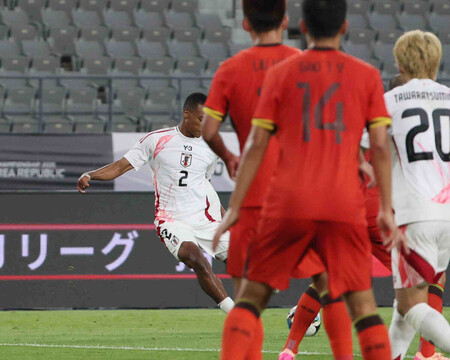男子・中国戦の後半、ゴールを決める望月（奥）＝１２日、韓国・龍仁