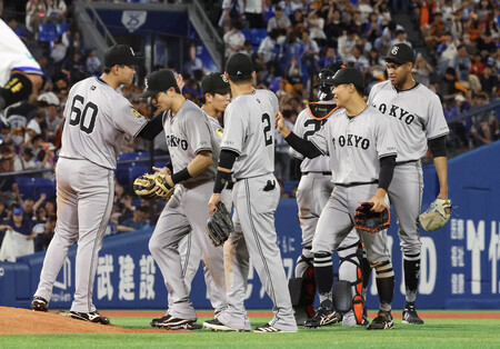 DeNAに勝利し、喜ぶ巨人ナイン=12日、横浜