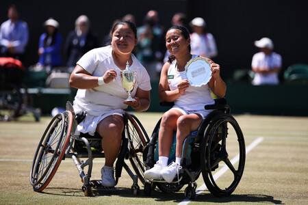 車いす部門女子シングルス決勝で王紫瑩（左）に敗れ、準優勝となった上地結衣＝１２日、英ウィンブルドン（ＡＦＰ時事）