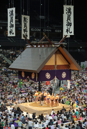 名古屋場所の初日を迎えた愛知・IGアリーナ。「満員御礼」の垂れ幕が下りた=13日