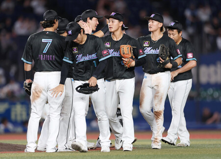 西武に勝ち、喜ぶ西川（中央）らロッテナイン＝１３日、ゾゾマリン