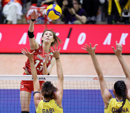 女子ブラジル戦の第1セット、スパイクを決める和田=13日、千葉ポートアリーナ