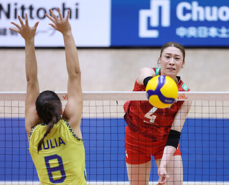 女子ブラジル戦の第1セット、スパイクを決める石川=13日、千葉ポートアリーナ