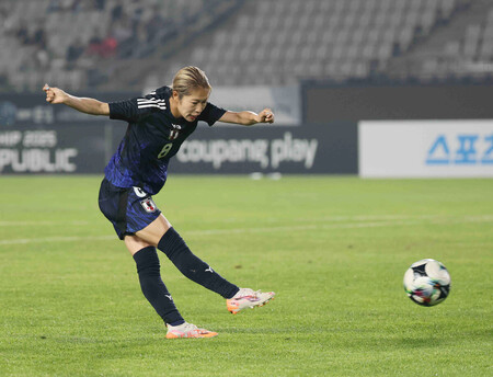 女子・韓国戦の前半、先制ゴールを決める成宮=13日、韓国・華城