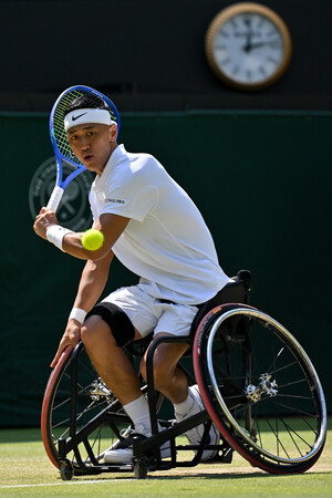 車いす部門男子シングルス決勝、ヒューエットと対戦する小田凱人=13日、英国・ウィンブルドン(AFP時事)