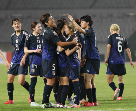 女子・韓国戦の前半、先制ゴールを決め、祝福される成宮(中央右)=13日、韓国・華城