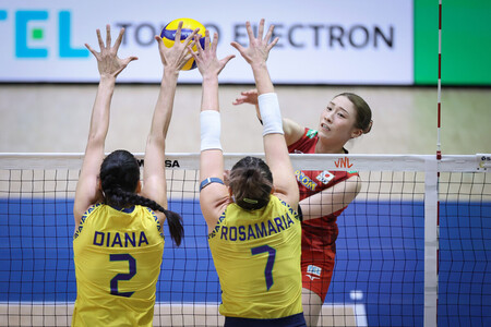 女子ブラジル戦の第１セット、スパイクをブロックされる石川＝１３日、千葉ポートアリーナ