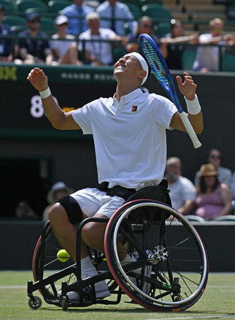 車いす部門男子シングルス決勝、ヒューエットに勝利し喜ぶ小田凱人=13日、英国・ウィンブルドン(AFP時事)