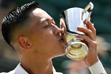 優勝トロフィーを手にした小田凱人=13日、英国・ウィンブルドン(AFP時事)