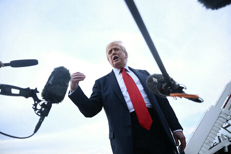 １３日、米メリーランド州のアンドルーズ空軍基地で、記者団の取材に応じるトランプ大統領（ＡＦＰ時事）