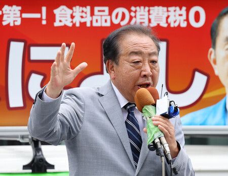 街頭演説する立憲民主党の野田佳彦代表=14日、福岡市