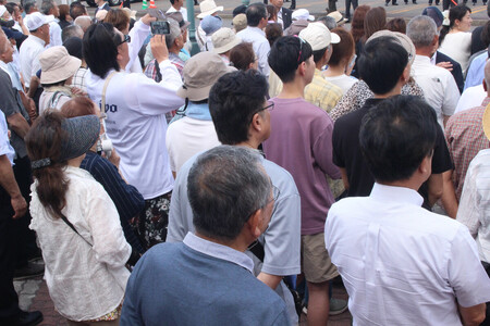街頭演説を聴く有権者＝１４日午後、青森県弘前市