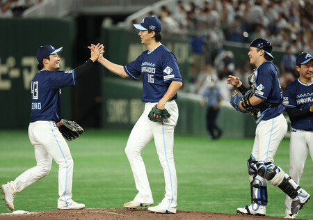 完投勝利を挙げ、喜ぶ日本ハムの達(中央)=14日、東京ドーム