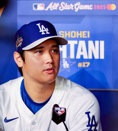 オールスター戦前日の記者会見で、質問に答えるドジャースの大谷=14日、アトランタ