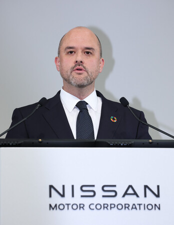 追浜工場での車両生産終了について記者会見する日産自動車のイバン・エスピノーサ社長=15日午後、横浜市西区