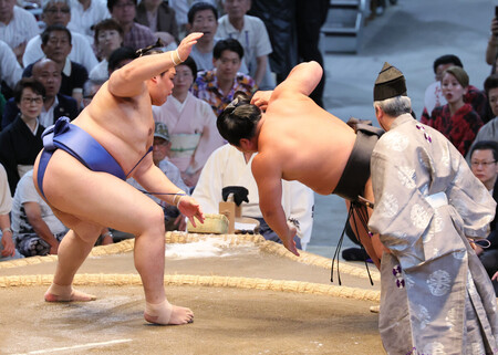 大の里(左)は若元春を押し倒しで下す=15日、愛知・IGアリーナ