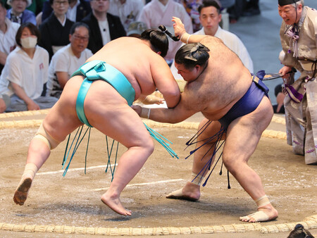 高安(右)は琴桜を上手出し投げで破る=15日、愛知・IGアリーナ