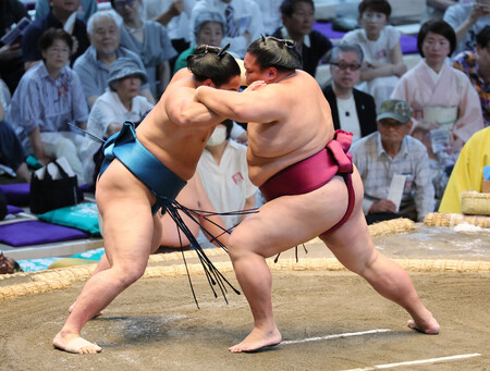 琴栄峰(左)を攻める御嶽海=15日、愛知・IGアリーナ