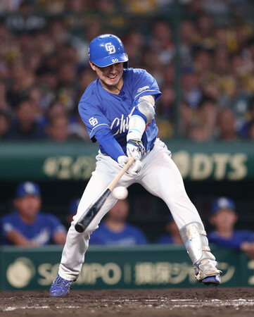 4回、同点の適時打を放つ中日の山本=15日、甲子園