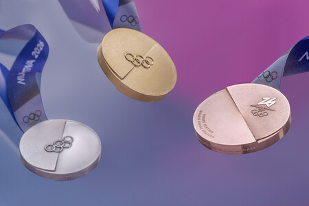 発表されたミラノ・コルティナ冬季五輪のメダルデザイン(C)Fondazione Milano Cortina 2026