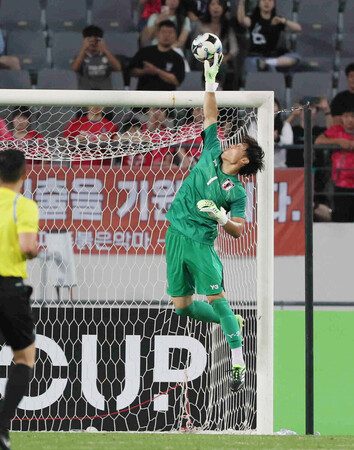 男子・韓国戦の後半、ゴールを守るＧＫ大迫＝１５日、韓国・龍仁