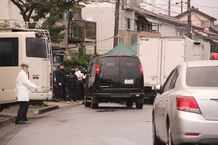 男性が猟銃自殺したとみられる現場付近で警戒に当たる警視庁の捜査員=15日午後、東京都足立区