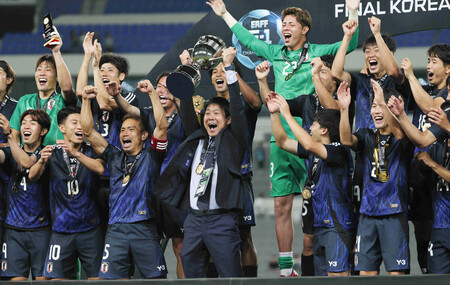 優勝し、喜ぶ男子日本代表。中央は森保監督=15日、韓国・龍仁
