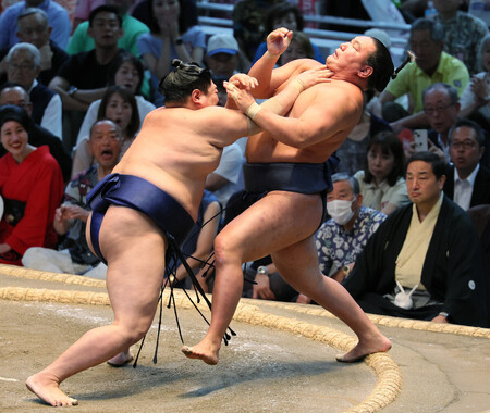 阿炎(左)に押し出しで敗れた豊昇龍=16日、愛知・IGアリーナ