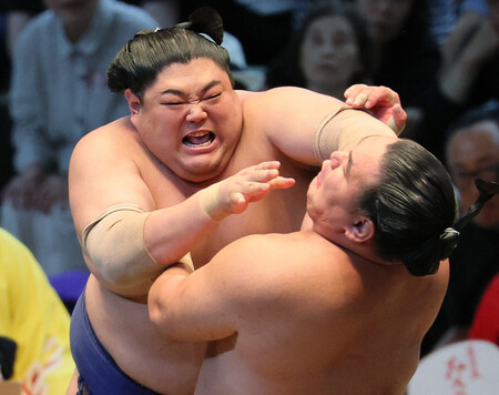 豊昇龍(手前)を攻める阿炎=16日、愛知・IGアリーナ