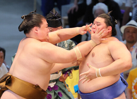王鵬(左)に攻められる大の里=16日、愛知・IGアリーナ