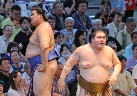 王鵬に押し出しで敗れた大の里(左)=16日、愛知・IGアリーナ