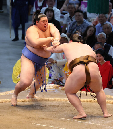 王鵬（右）に押し出され、土がついた大の里＝１６日、愛知・ＩＧアリーナ