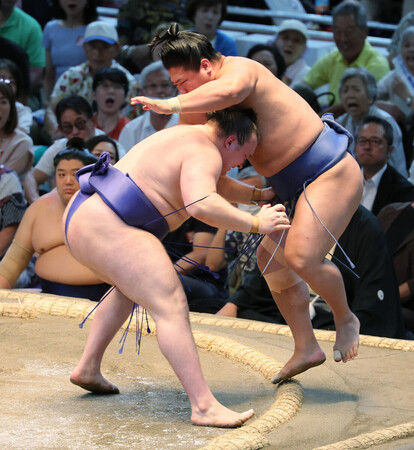 安青錦(左)は若隆景を押し出しで破る=16日、愛知・IGアリーナ