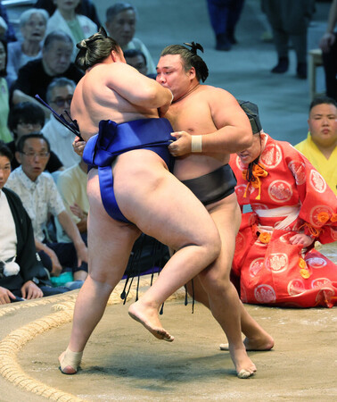 霧島（右）は欧勝馬を寄り切りで下す＝１６日、愛知・ＩＧアリーナ