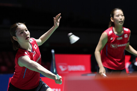 女子ダブルス１回戦、プレーする志田千陽（左）、松山奈未組＝１６日、東京体育館