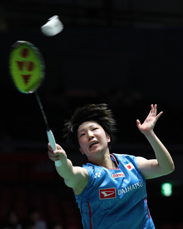 女子シングルス1回戦、プレーする山口茜=16日、東京体育館
