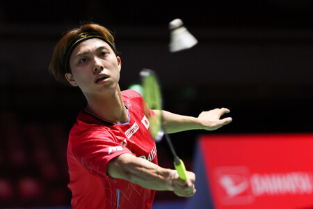 男子シングルス1回戦、プレーする奈良岡功大=16日、東京体育館