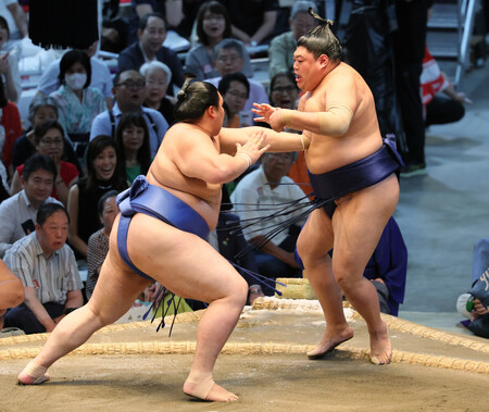 阿炎(右)は大の里に押し出される=17日、愛知・IGアリーナ