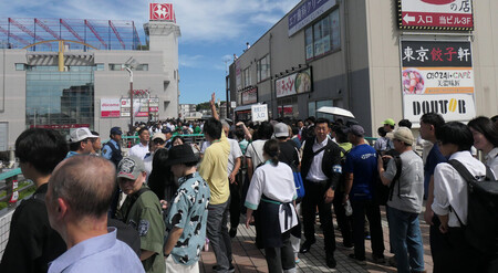 参院選の演説に集まった聴衆=18日午後、横浜市緑区