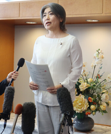 記者団の質問に答える静岡県伊東市の田久保真紀市長=18日午後、同市役所
