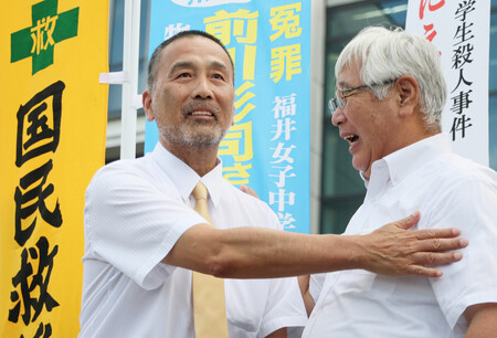 福井中3殺害事件の再審判決で無罪が言い渡され、笑顔を見せる前川彰司さん(左)=18日午後、金沢市
